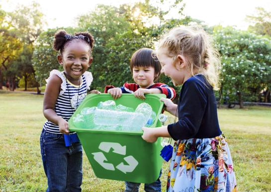 kinderen sorteren plastic flessen